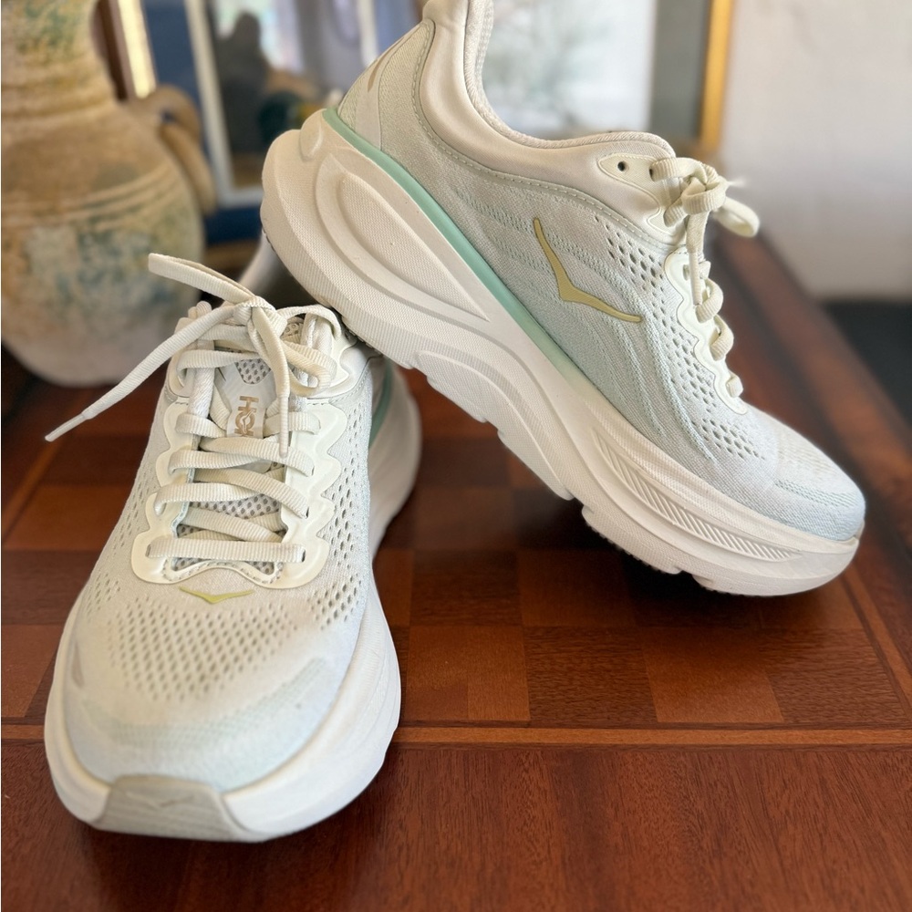 Hoka Bondi 9 Truffle Salt / Sea Glass Size 7.5 green and cream running shoes